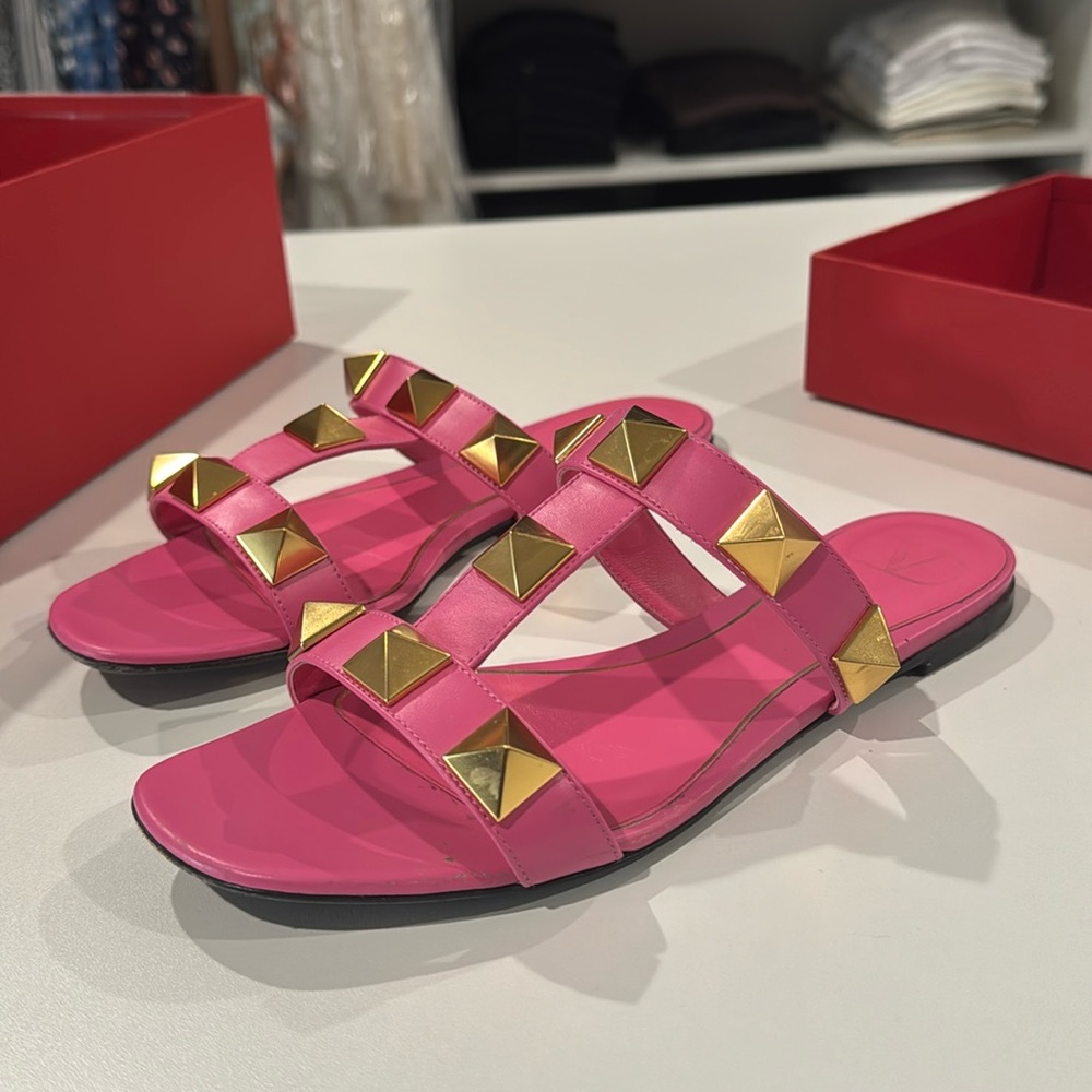 VALENTINO GARAVANI
Roman Stud Flat Slide Sandal
Size 38 1/2